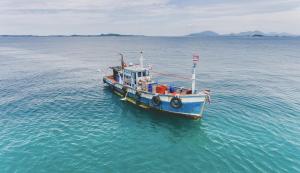 Image of ship carrying freight containers