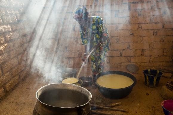 Food being cooked for students in a school in Makalondi, Tilaberri Region, Niger - Image by the Global Partnership for Education - CC BY-NC-ND 2.0