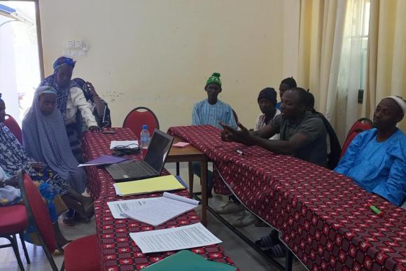 Chercheurs interviewant des membres du groupe Wakilé Allah. Image de Issa Sawadogo