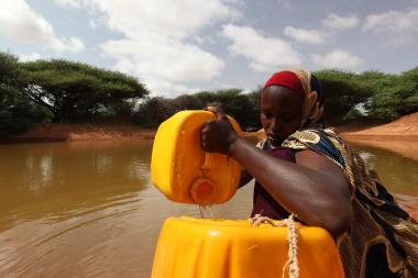 A Somali woman drawing water from an artificial pond (Photo: UNDP Somalia)