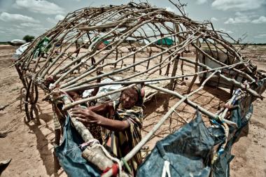 Building shelter at the Mentao Nord camp in Burkina Faso - Image by Oxfam International / CC BY-NC-ND 2.0