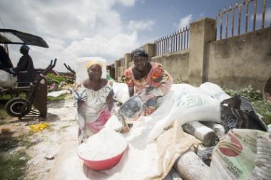 Women Sell Cassava Flour at Market, Abuja / Image: IFPRI/Milo Mitchell, CC BY-NC-ND 2.0