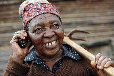 A farmer in the Kibirichia area of Mount Kenya – Image by Neil Palmer / 2010 CIAT - CC BY-SA 2.0