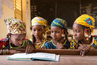 Fulani girls share a textbook in class in Niger - Image by Global Partnership for Education - CC BY-NC-ND 2.0