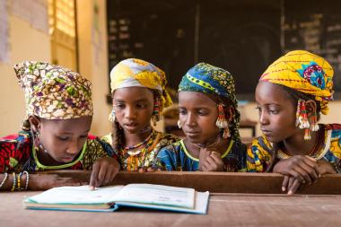 Fulani girls share a textbook in class in Niger - Image by Global Partnership for Education - CC BY-NC-ND 2.0