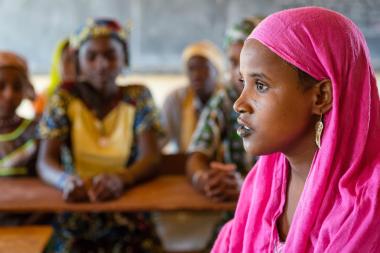 Aishetu Mahmoudu Hama, 23 ans, dans une salle de classe à Makalondi, région de Tilaberri, Niger - Image de Kelley Lynch / GPE - CC BY-NC-ND 2.0 DEED