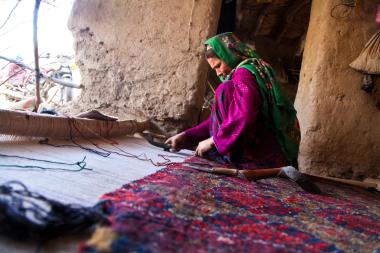 A weaver in Kaldar district Afghanistan - image by Hand in Hand International - CC- BY-2.0-DEED